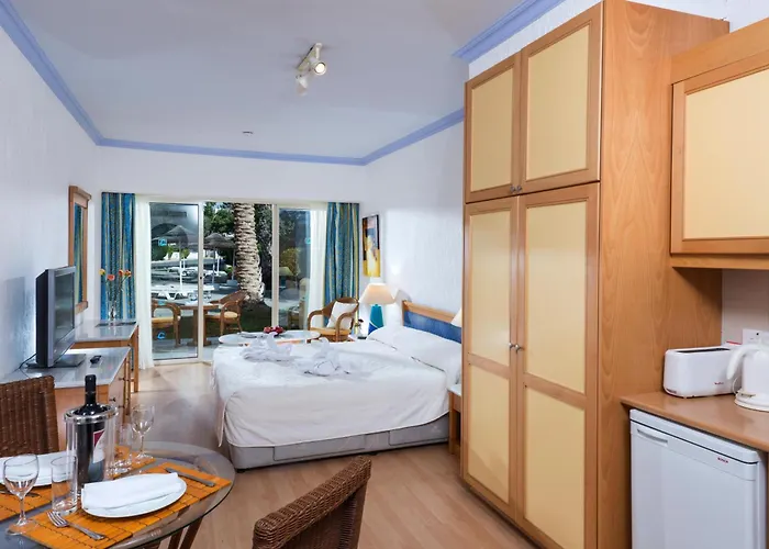 Gardens 3* Пафос